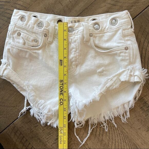 We the Free‎ White Distressed Shorts with Grommets in Waist for Tie Belt - 24 - Picture 7 of 9